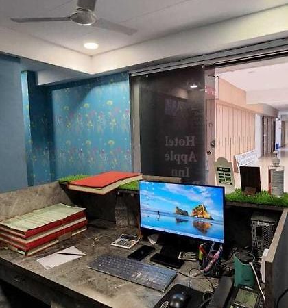 Oyo Hotel Apple Inn Surat Bagian luar foto