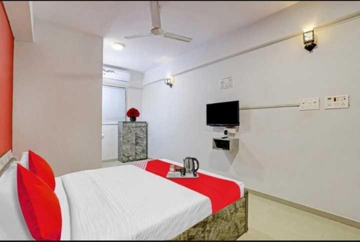Oyo Hotel Apple Inn Surat Bagian luar foto