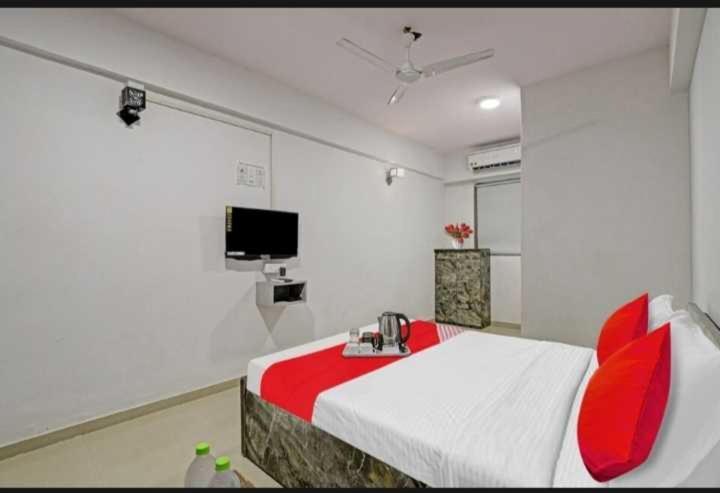Oyo Hotel Apple Inn Surat Bagian luar foto