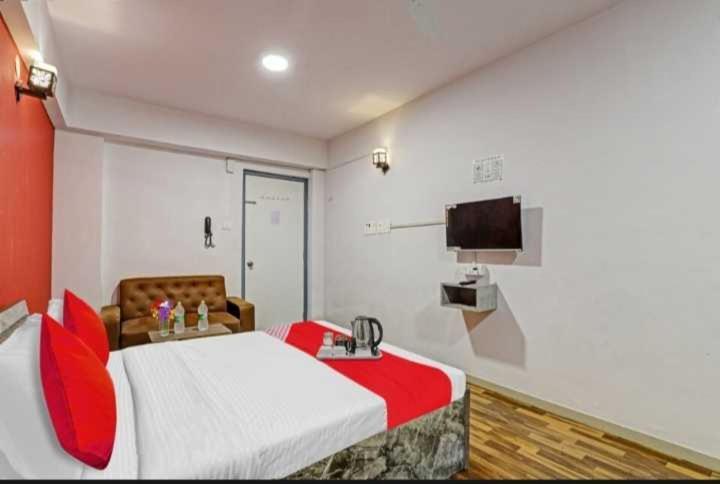 Oyo Hotel Apple Inn Surat Bagian luar foto