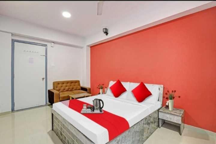 Oyo Hotel Apple Inn Surat Bagian luar foto
