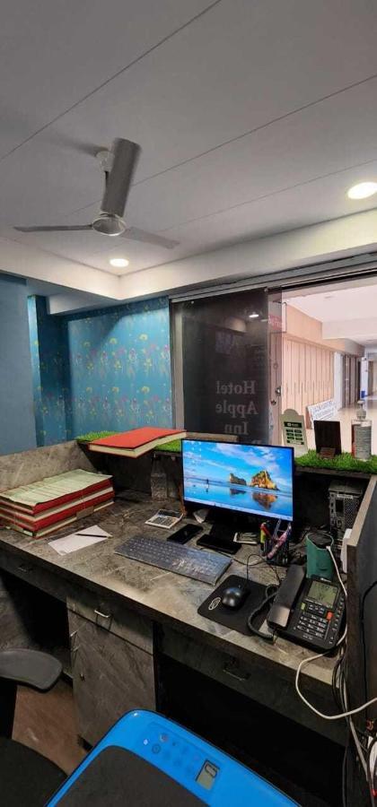 Oyo Hotel Apple Inn Surat Bagian luar foto