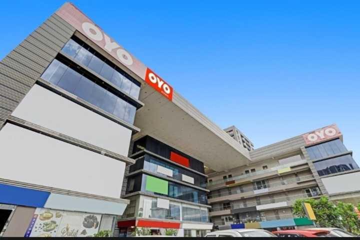 Oyo Hotel Apple Inn Surat Bagian luar foto