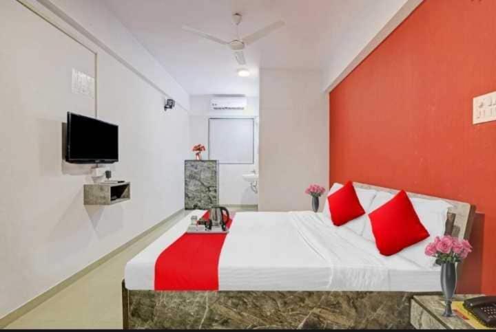 Oyo Hotel Apple Inn Surat Bagian luar foto