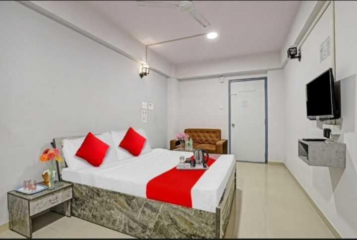 Oyo Hotel Apple Inn Surat Bagian luar foto