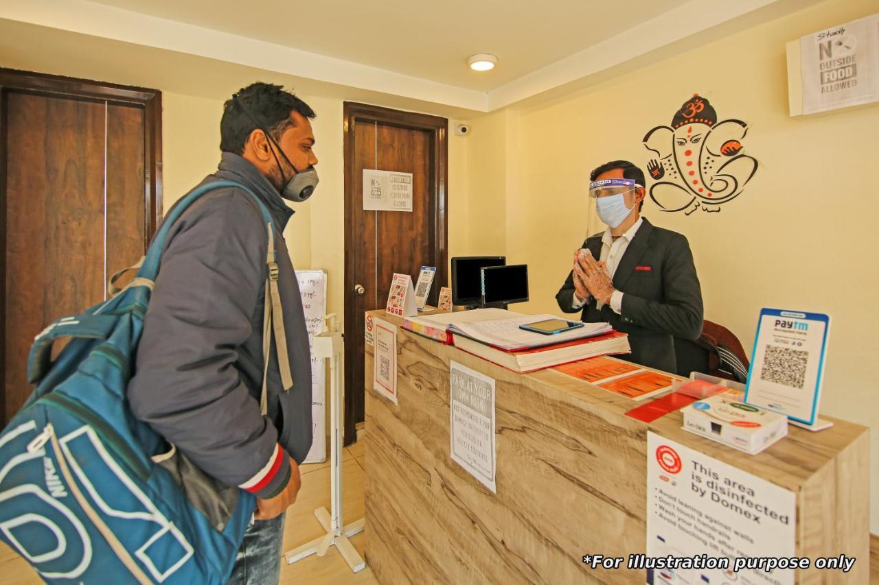 Oyo Hotel Apple Inn Surat Bagian luar foto