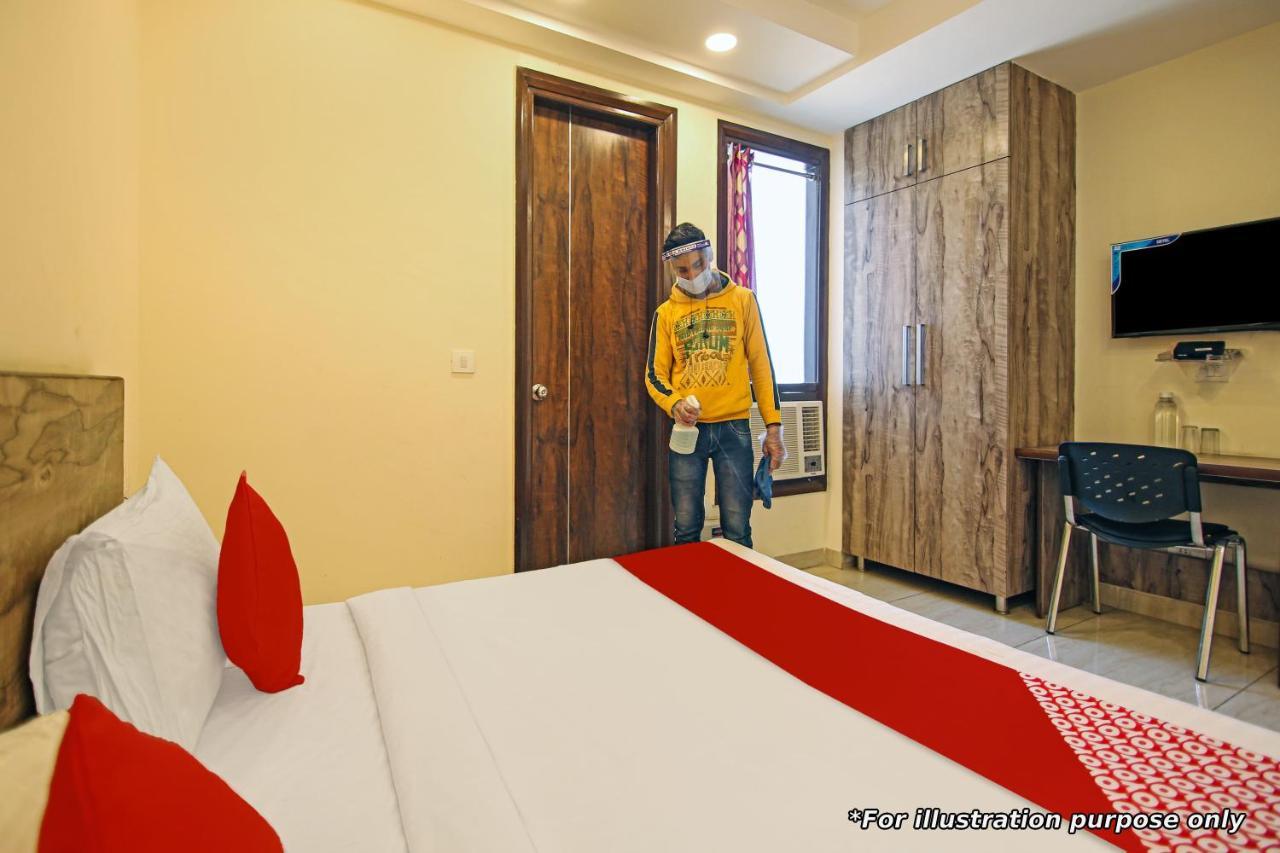 Oyo Hotel Apple Inn Surat Bagian luar foto