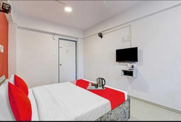 Oyo Hotel Apple Inn Surat Bagian luar foto