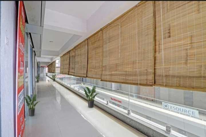 Oyo Hotel Apple Inn Surat Bagian luar foto