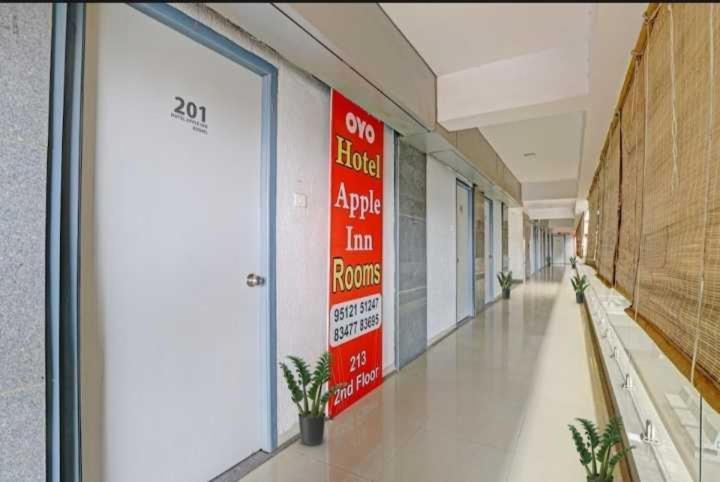 Oyo Hotel Apple Inn Surat Bagian luar foto